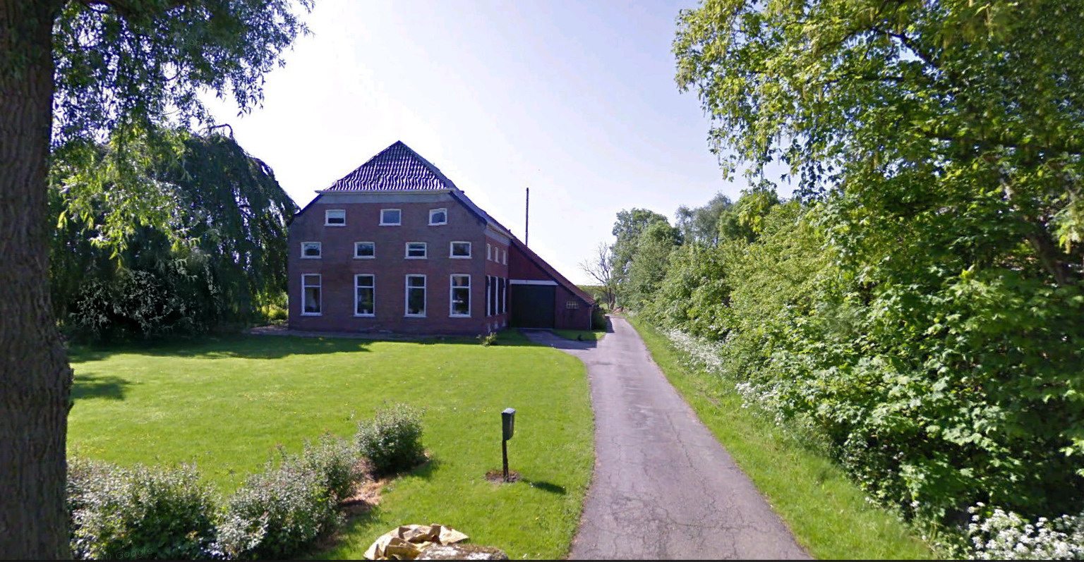 Dit is de boerderij die we tegenwoordig kunnen aantreffen op de plek waar in 1832 boerderij nr. 10 staat. De leeftijd van het voorhuis is onbekend (Bron foto: Google Earth, 2009). Thans Hoofdweg 19.